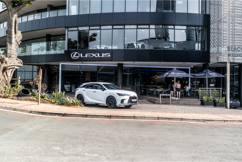 LEXUS EMBRACES ITS L-FINESSE DESIGN PHILOSOPHY WITH NEW FLAGSHIP DEALERSHIP