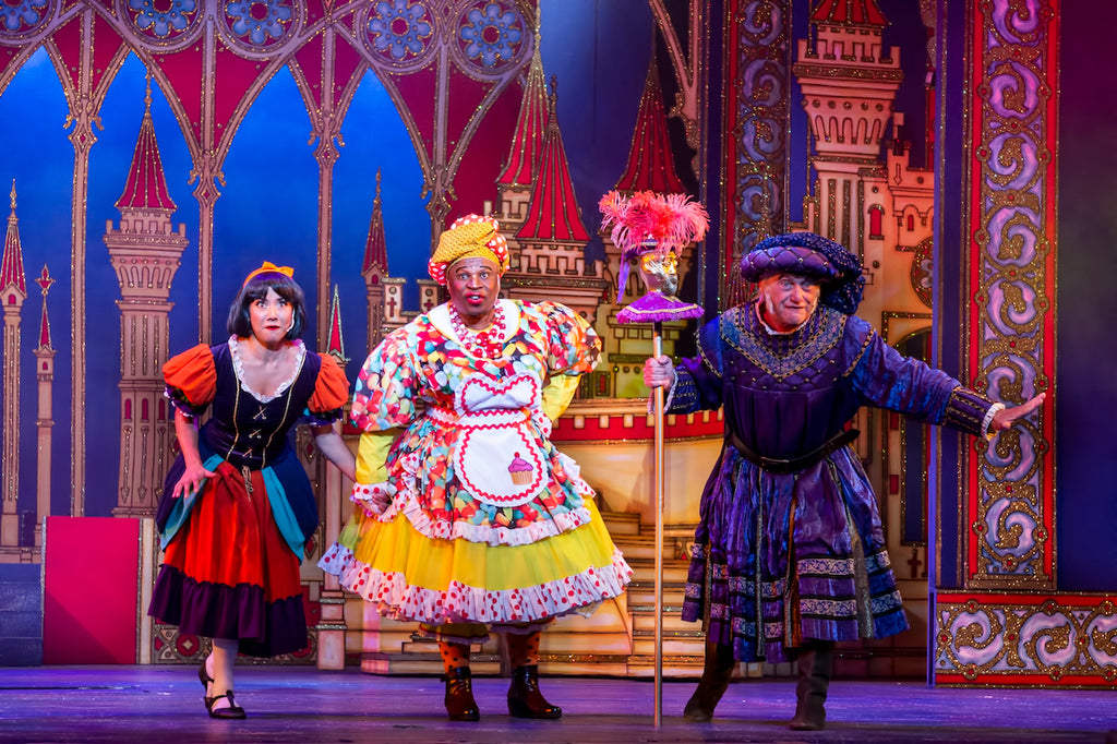 JANICE HONEYMAN’S PANTOMIME SNOW WHITE  IS THE IDEAL HOLIDAY ENTERTAINMENT